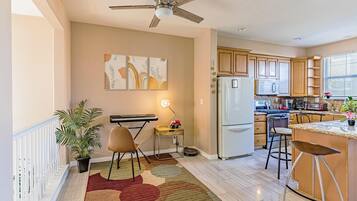 Réfrigérateur, four à micro-ondes, un four, surface de cuisson