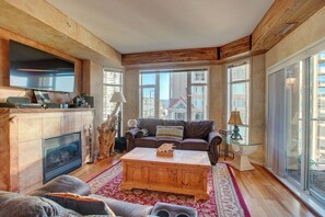 Smart TV, fireplace - Sunset Views Getaway (Kelowna)