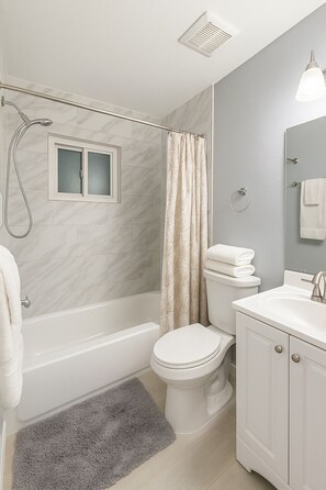 Dusj, hårføner, håndklær og såpe