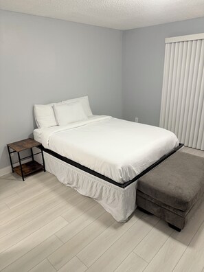 2 habitaciones, tabla de planchar con plancha, wifi y ropa de cama 