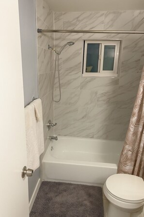 Dusche, Haartrockner, Handtücher, Seife