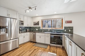 Kühlschrank, Mikrowelle, Ofen, Herdplatte