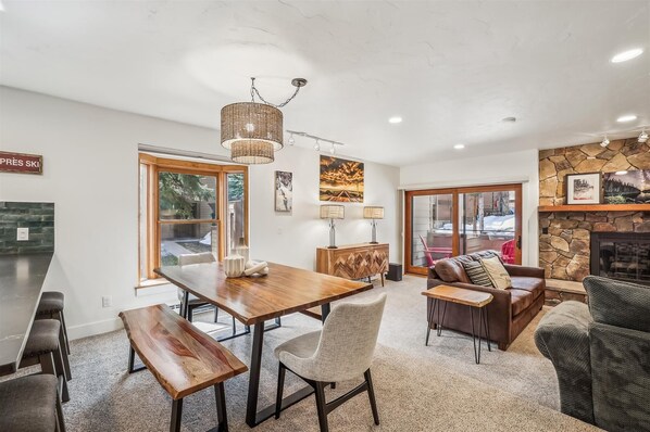 Televisie en een open haard