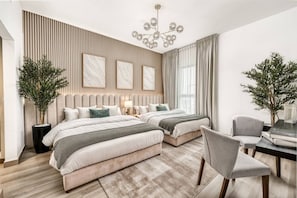 2 habitaciones, escritorio y tabla de planchar con plancha