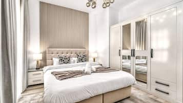 4 habitaciones, escritorio y tabla de planchar con plancha