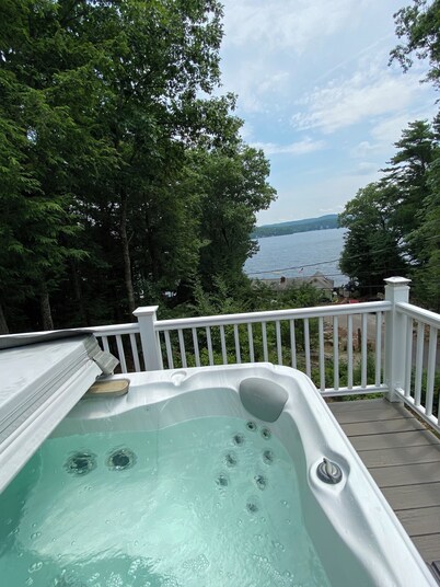 Enchanting Alton Bay~Lake Winnipesaukee Retreat • Amazing Views & Hot Tub