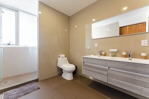 Serviettes fournies, savon, papier de toilette