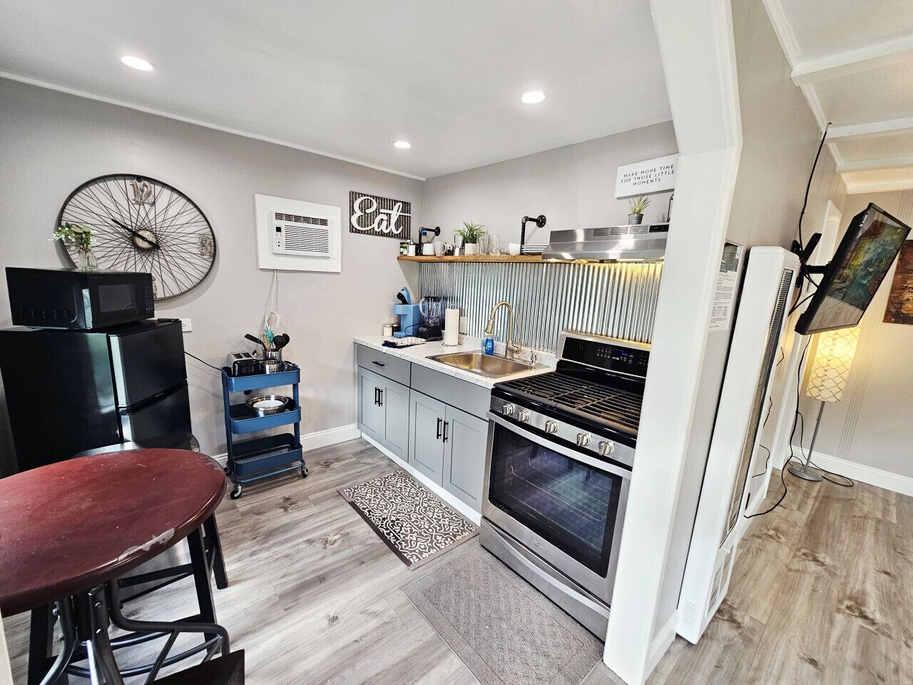 Kjøleskap, mikrobølgeovn, ovn og kokeplater