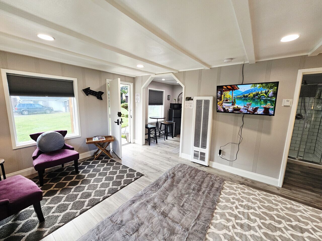 Escritorio, tabla de planchar con plancha, wifi gratis y ropa de cama 