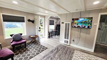 Escritorio, tabla de planchar con plancha, wifi gratis y ropa de cama