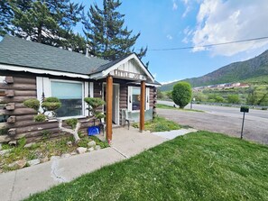 Exterior - NEW! Remodeled Cozy Rustic-Luxury w/ Kitchen (Glenwood Springs)