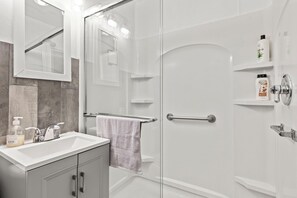Shower, hair dryer, towels, soap - Spacious 1-Bedroom Apartment in the Heart of Indy (Indianapolis)