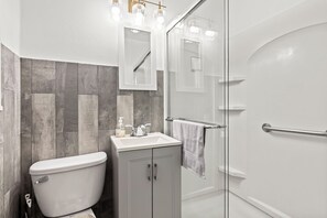 Shower, hair dryer, towels, soap - Spacious 1-Bedroom Apartment in the Heart of Indy (Indianapolis)