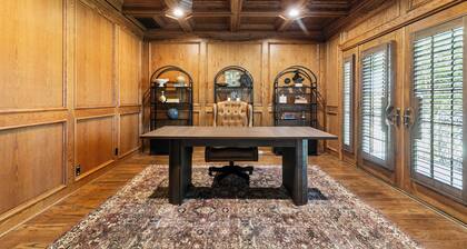 Stunning Getaway in charming Denison - Retreat Minutes from Downtown - Sleeps 10