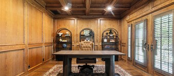 Stunning Getaway in charming Denison - Retreat Minutes from Downtown - Sleeps 10