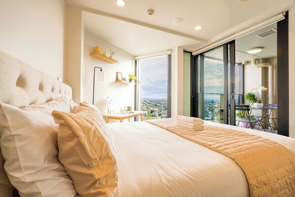 2 bedrooms, desk, iron/ironing board, free WiFi - Cosy 2 Bedroom Apartment with City Conveniences (Auckland)