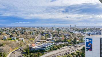 Vista aérea de una zona residencial con casas, una calle y un edificio grande con un letrero.