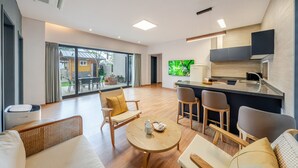 Rom – basic, 2 soverom (Pool Villa 201(Private Pool/BBQ)) | 1 soverom og wi-fi (inkludert)