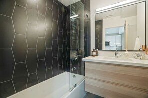 Dusche, Haartrockner, Bidet, Handtücher