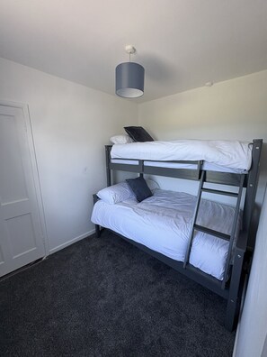 3 bedrooms, iron/ironing board, free WiFi, bed sheets