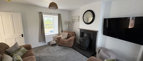 Smart-TV, Kamin, Bücher, Stereoanlage