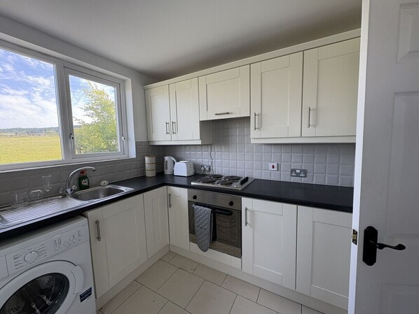 Een koelkast, een microgolfoven, een oven, een vaatwasser