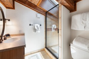 Douche, sèche-cheveux, serviettes fournies