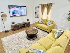 Smart TV, chimenea y libros 