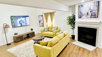 Una Smart TV, una chimenea, libros