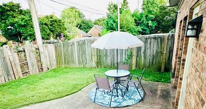 Charming 2-bedroom townhome with king size bedrooms and WiFi in Memphis
