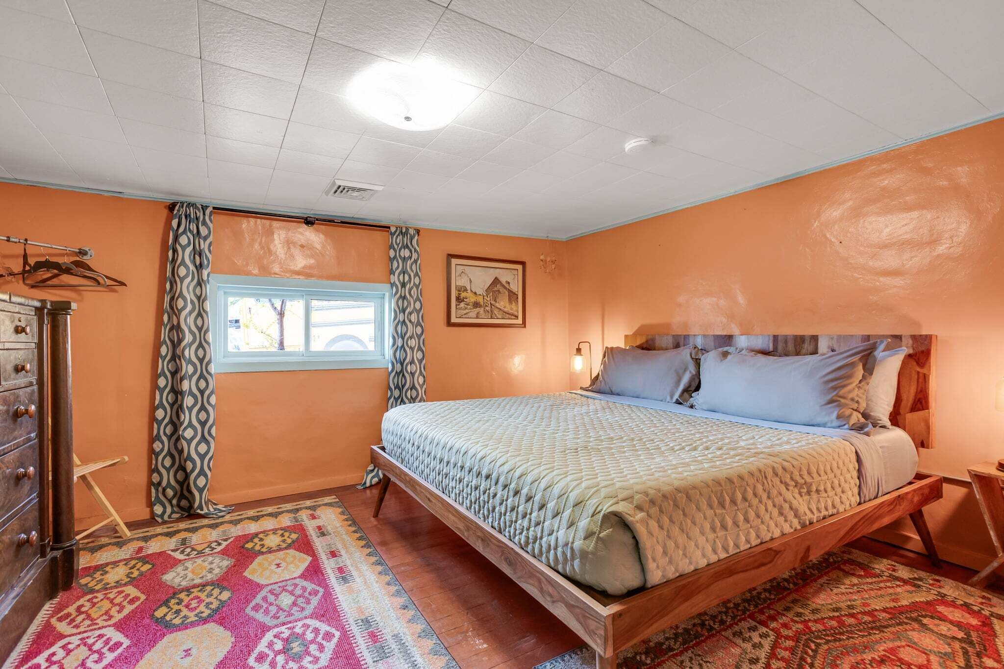2 habitaciones, escritorio, tabla de planchar con plancha y wifi gratis 