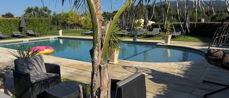 Piscine extérieure en saison