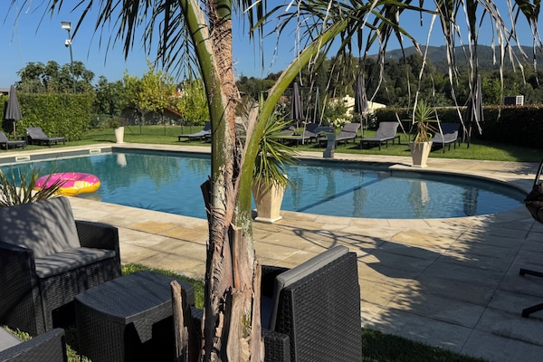 Una piscina al aire libre de temporada