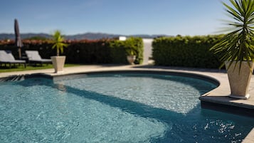 Una piscina al aire libre de temporada