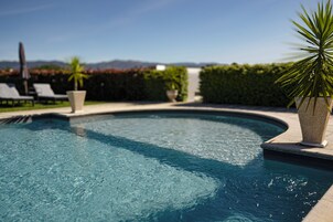 Una piscina al aire libre de temporada