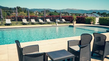 Kolam renang outdoor musiman