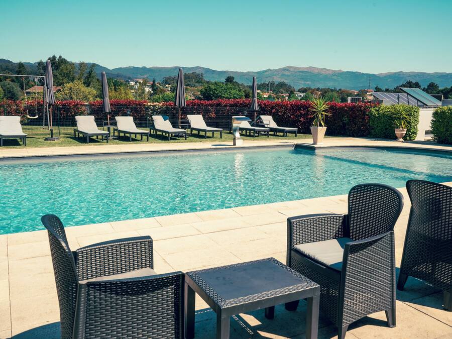 Una piscina al aire libre de temporada
