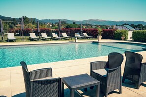 Una piscina al aire libre de temporada