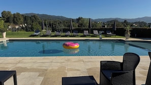 Una piscina al aire libre de temporada