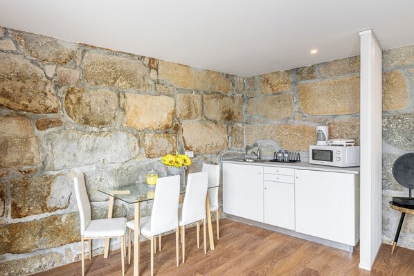 Deluxe Suite, 1 King Bed | Private kitchen | Highchair