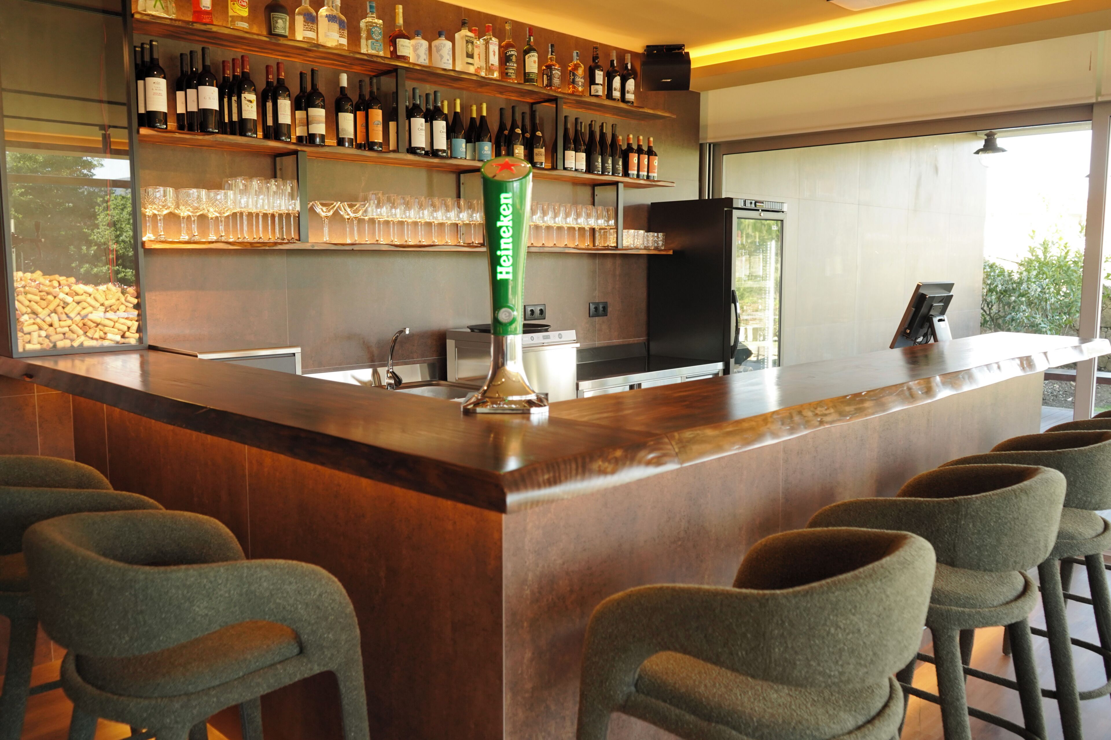 Bar (trong khuôn viên)