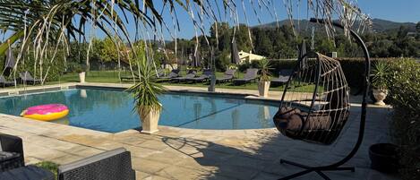 Una piscina al aire libre de temporada