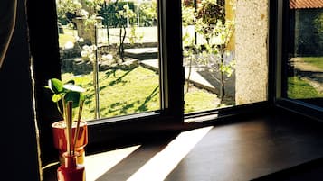 Phòng 2 giường đơn có thiết kế đặc sắc | Quang cảnh vườn