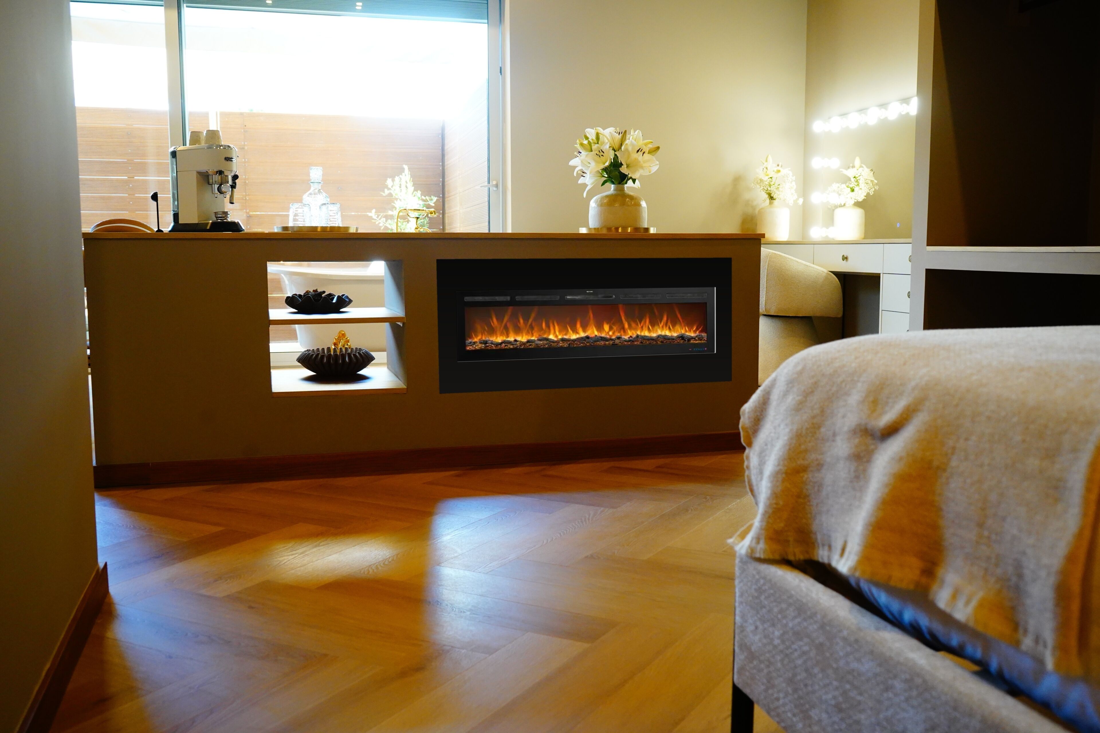 Una habitación moderna con chimenea integrada, suelo de madera y una cama.