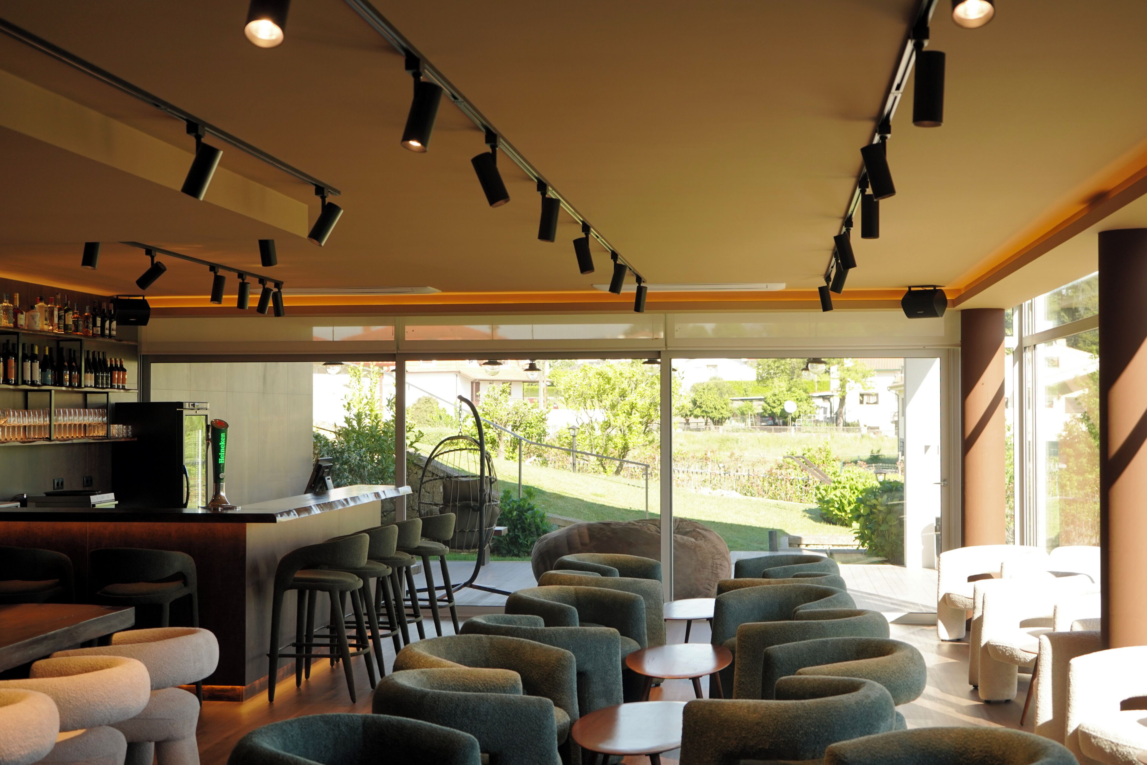Een moderne bar met zitplaatsen en uitzicht op het omliggende landschap.