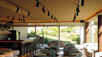 Een moderne bar met zitplaatsen en uitzicht op het omliggende landschap.