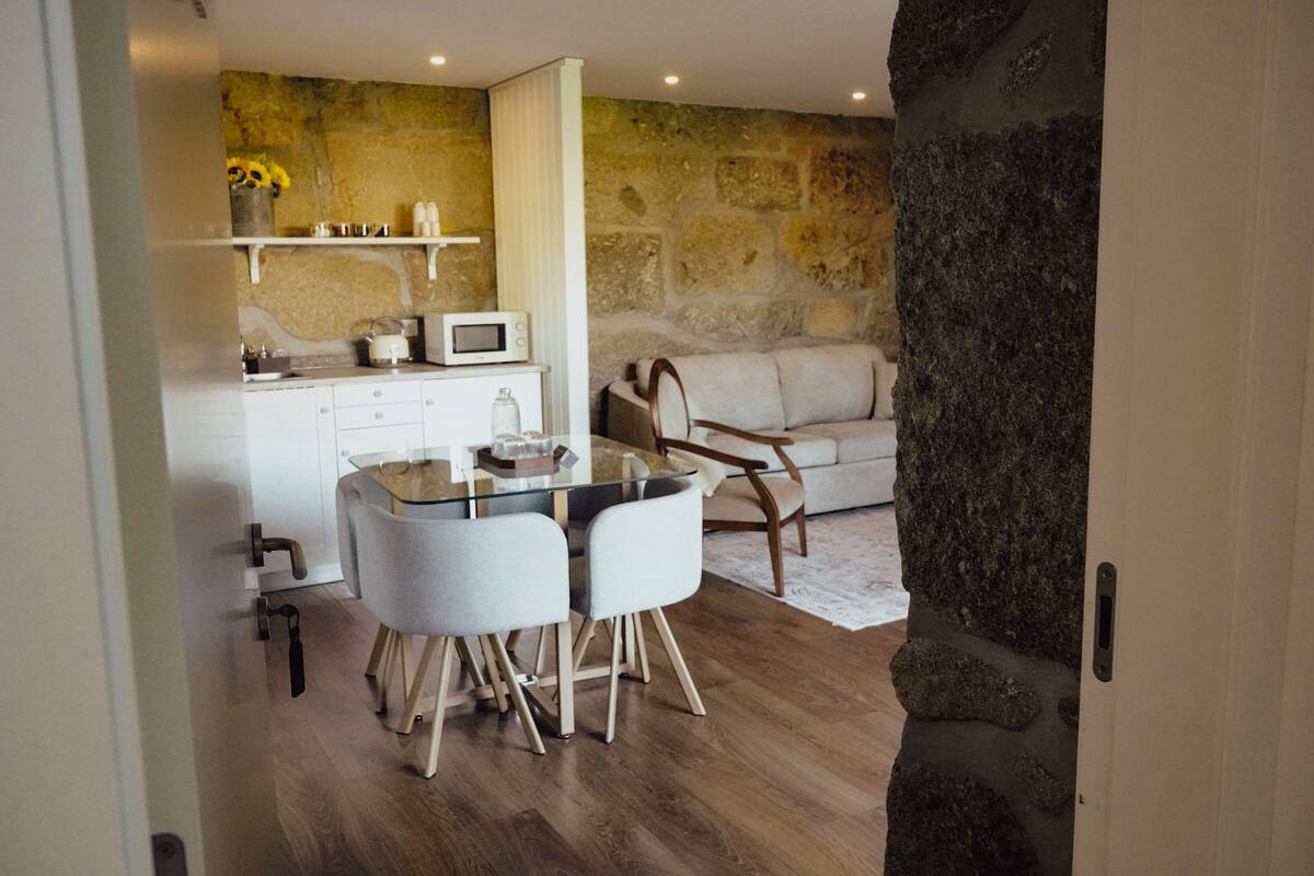 Deluxe-sviitti, 1 suuri parisänky | Oleskelualue | Televisio