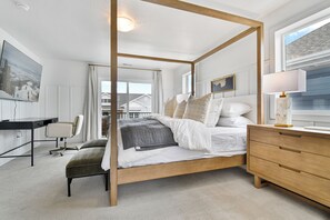 6 bedrooms, desk, iron/ironing board, free WiFi