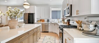 Modern 6BR Retreat Near Skiing - Luxe | 85" TV, Sleeps 12, Hot Tub