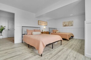 4 bedrooms, desk, free WiFi, bed sheets